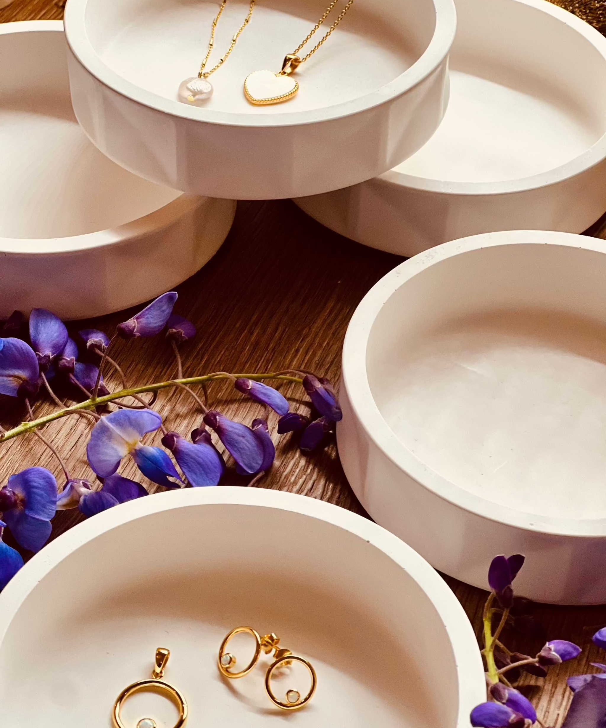 Handcrafted minimalist Gießkeramik bowls for jewelry and decor.Minimalistische Giesskeramik Schale Weisse Deko rund