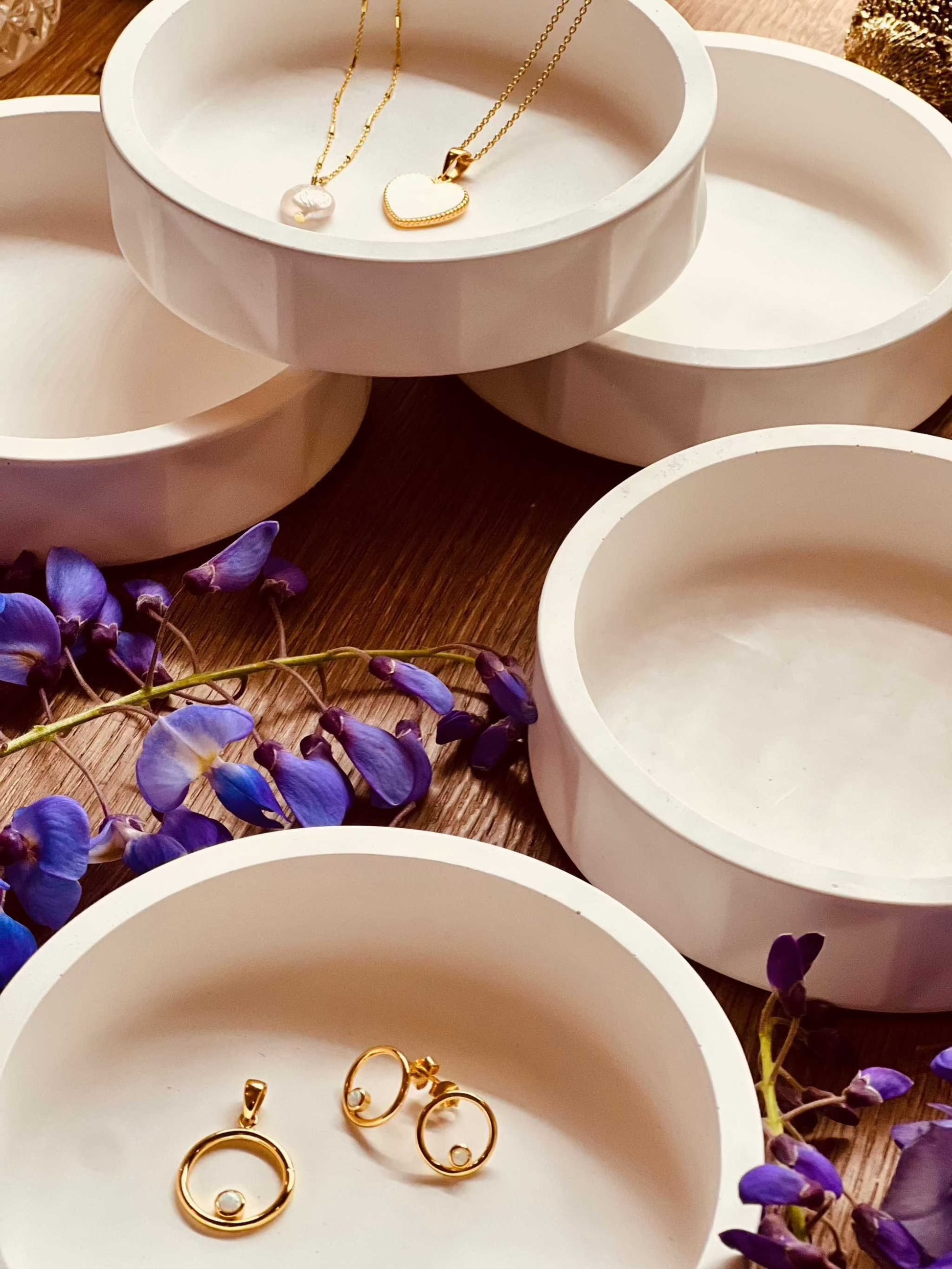 Handcrafted minimalist Gießkeramik bowls for jewelry and decor.Minimalistische Giesskeramik Schale Weisse Deko rund