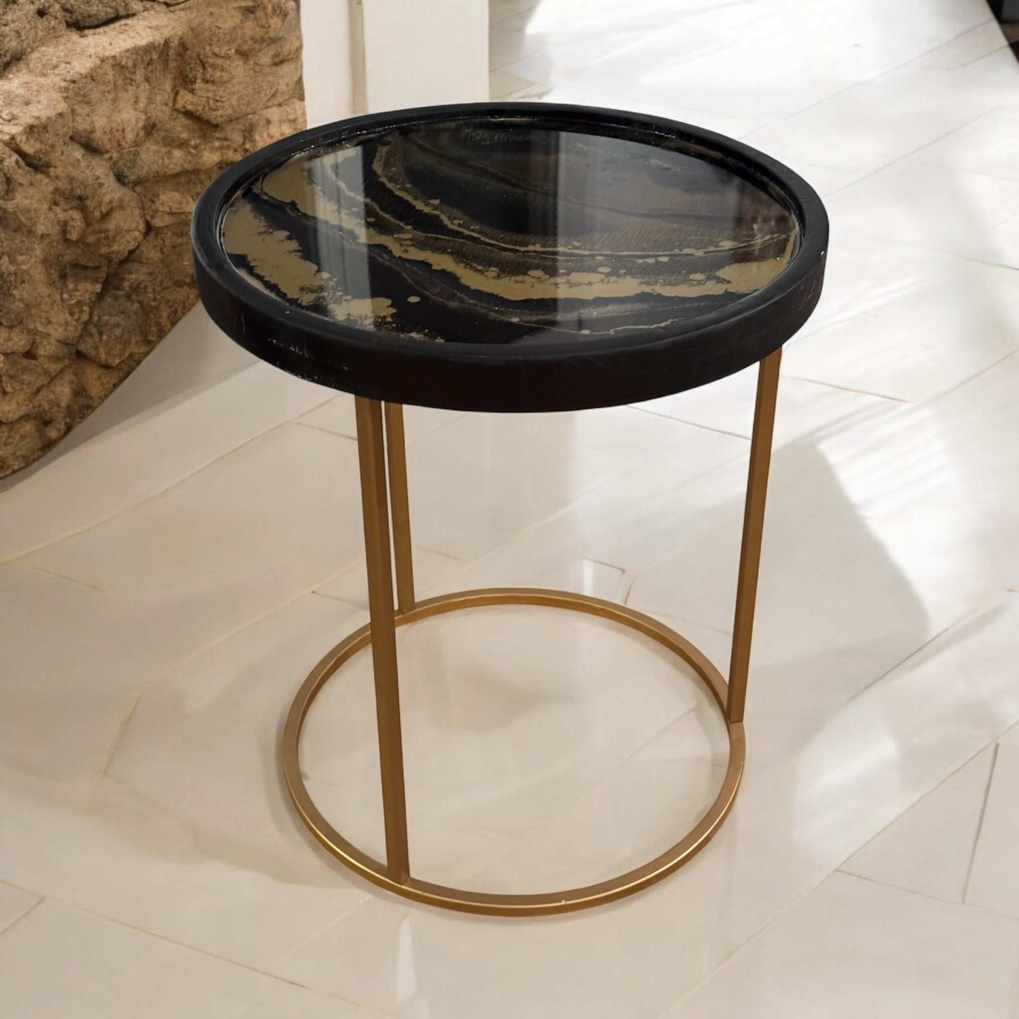 Moderner Couchtisch Beistelltisch aus schwarzem und goldenem Epoxidharz, 40cm Durchmesser, handgefertigt und langlebig