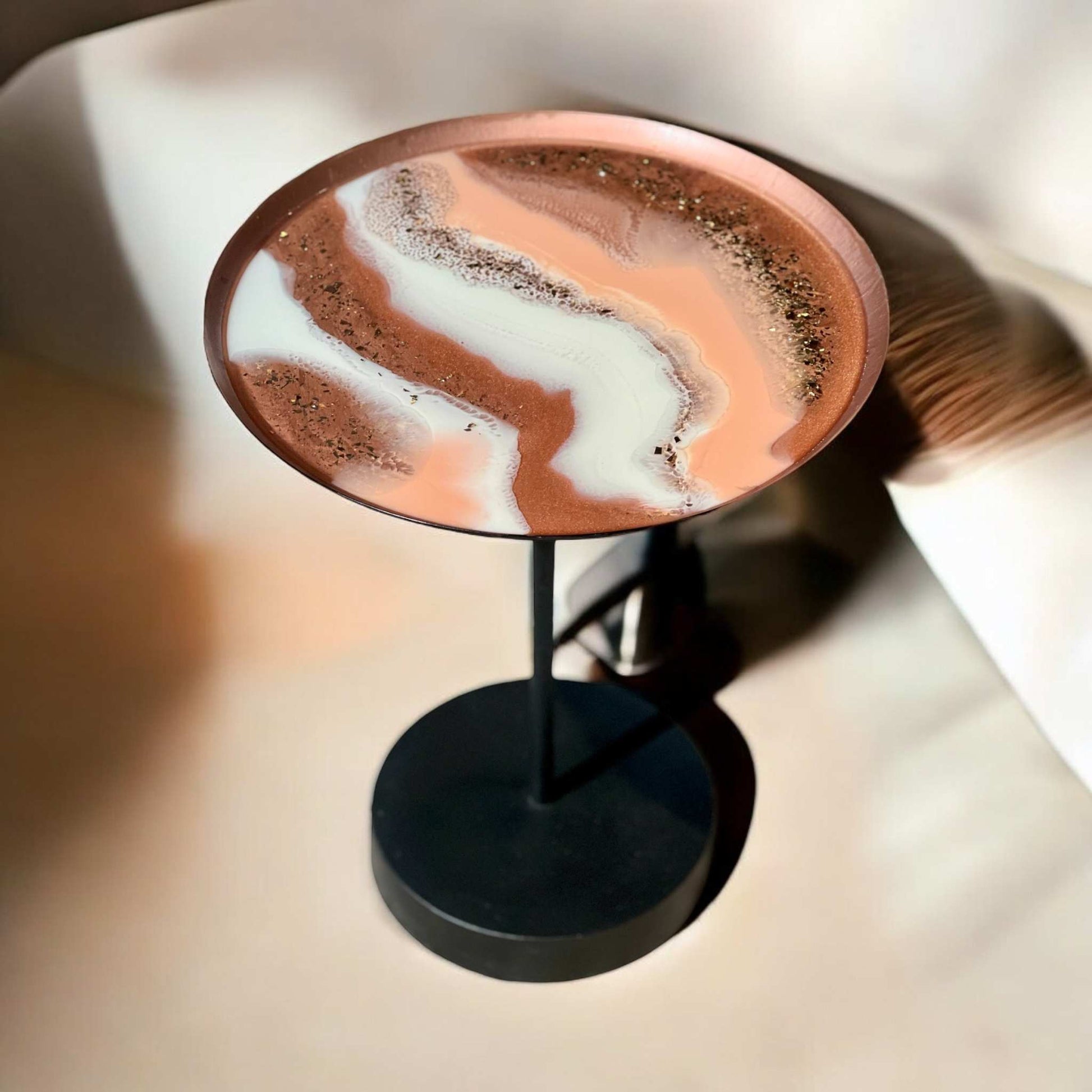 Moderner Epoxidharz Couchtisch mit kupfer-weißer Resin-Oberfläche, handgefertigt und hitzebeständig, ideal als Beistelltisch im Wohnzimmer.