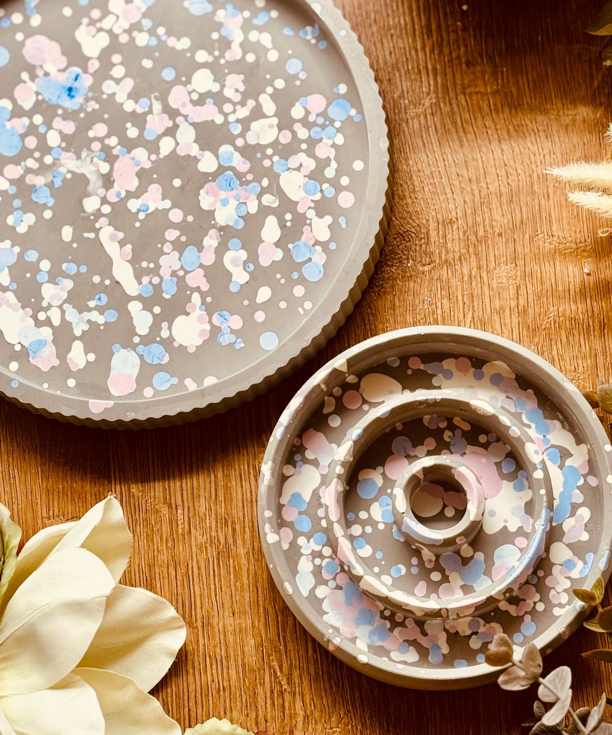 Handgefertigtes Keramik-Set bestehend aus einem dekorativen Tablett und einem Stabkerzenhalter in harmonischen Pastellfarben, ideal für ein modernes und stilvolles Ambiente.Modernes Design Giesskeramik Set Weisse Deko farbenfroh