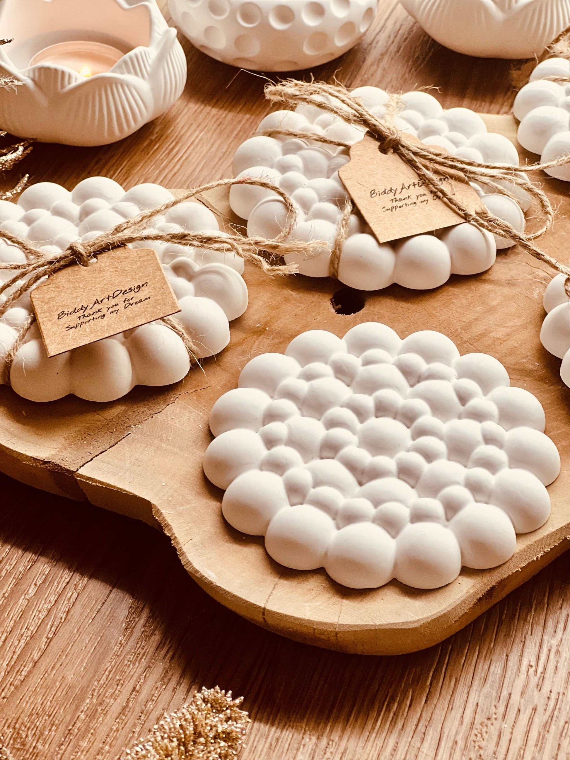 Handgefertigter Gießkeramik-Untersetzer mit Kugelmuster, ideal für stilvolle Tischdekoration.Modernes Giesskeramik Tablett mit Bubbles Weisse Deko