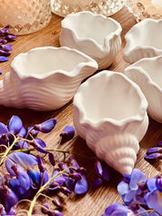 Set aus dekorativen weißen Muschelschalen aus Gießkeramik, ideal als Schmuckhalter oder dekoratives Accessoire.