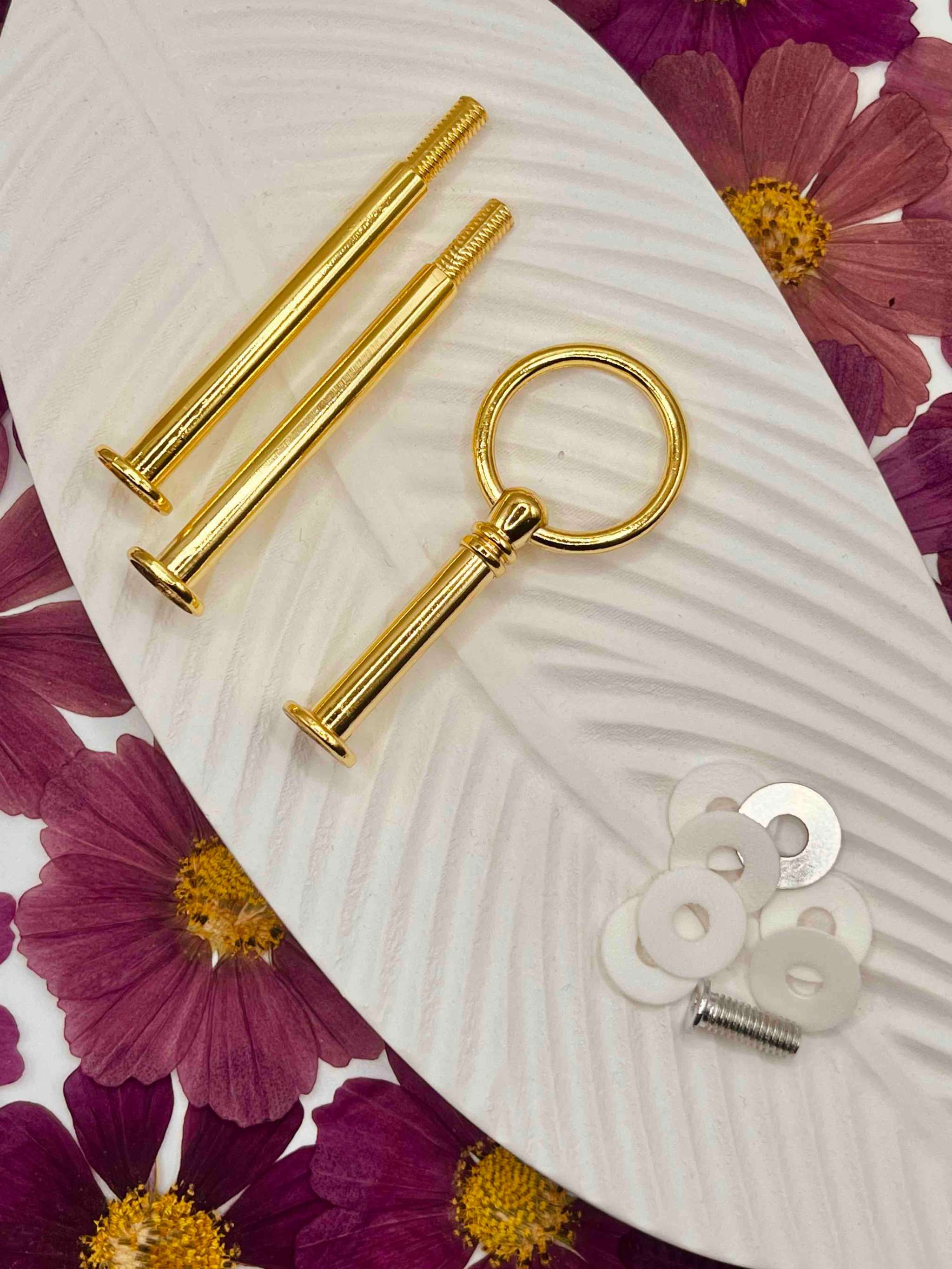 Nahaufnahme des minimalistischen Ringdesigns an der Etagerenstange -DIY-Etagere mit goldener Stange und Blattgold-Elementen