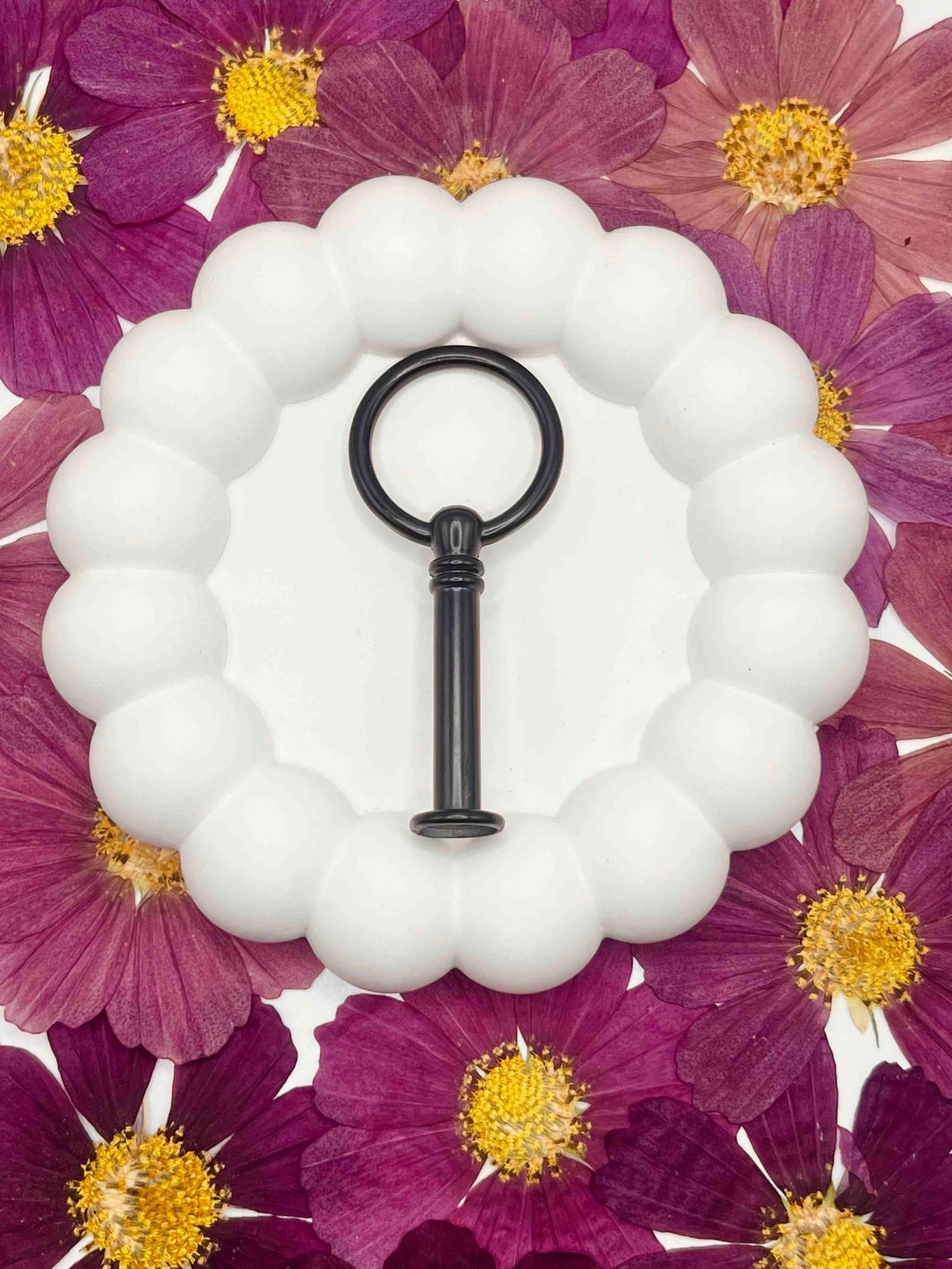 Nahaufnahme des modernen Ring-Designs an der Etagerenstange