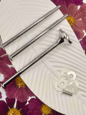 Nahaufnahme des romantischen Rosen-Designs an der Etagerenstange