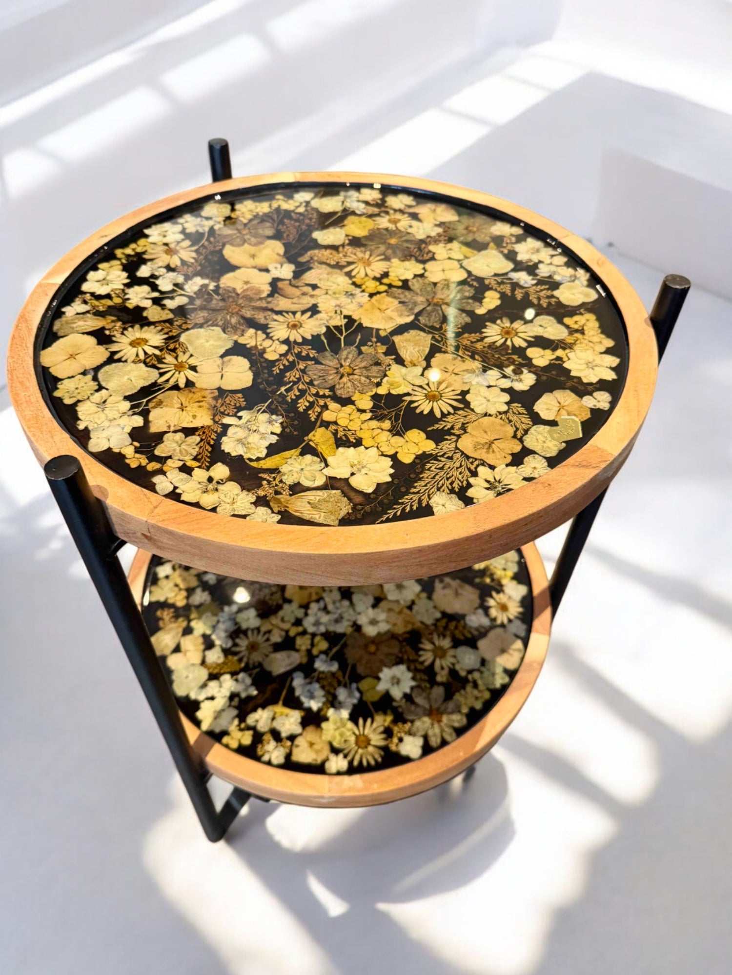 Natur-inspirierter Epoxidharz Couchtisch mit gebleichten Trockenblumen – Boho-Look, 2 Ebenen aus Mangoholz, handgefertigtes Unikat