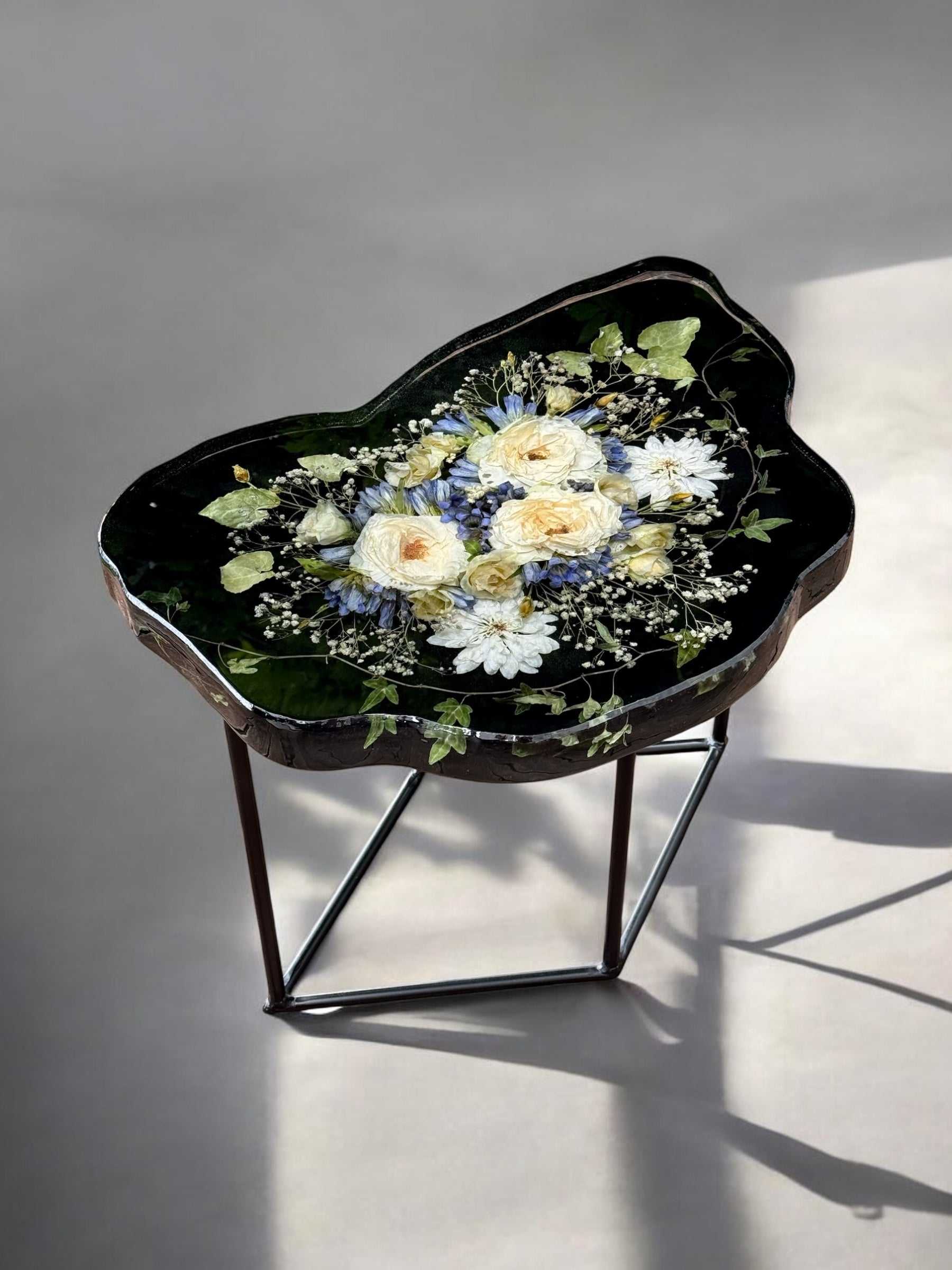 Nierenförmiger Brautstrauß Couchtisch mit konservierten echten Blumen und individuell gestalteter Harzoberfläche