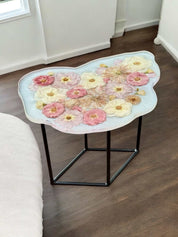 Nierenförmiger Couchtisch mit konservierten Brautstraußblüten in Epoxidharz eingegossen, individuelles Design, einzigartige Handarbeit