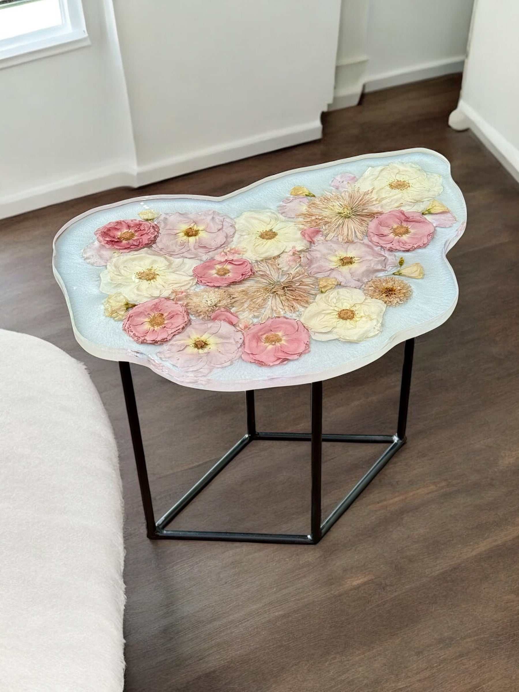 Nierenförmiger Couchtisch mit konservierten Brautstraußblüten in Epoxidharz eingegossen, individuelles Design, einzigartige Handarbeit