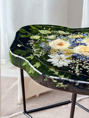 Nierenförmiger individueller Couchtisch mit eingegossenen echten Hochzeitsblumen aus Brautstrauß in Epoxidharz.