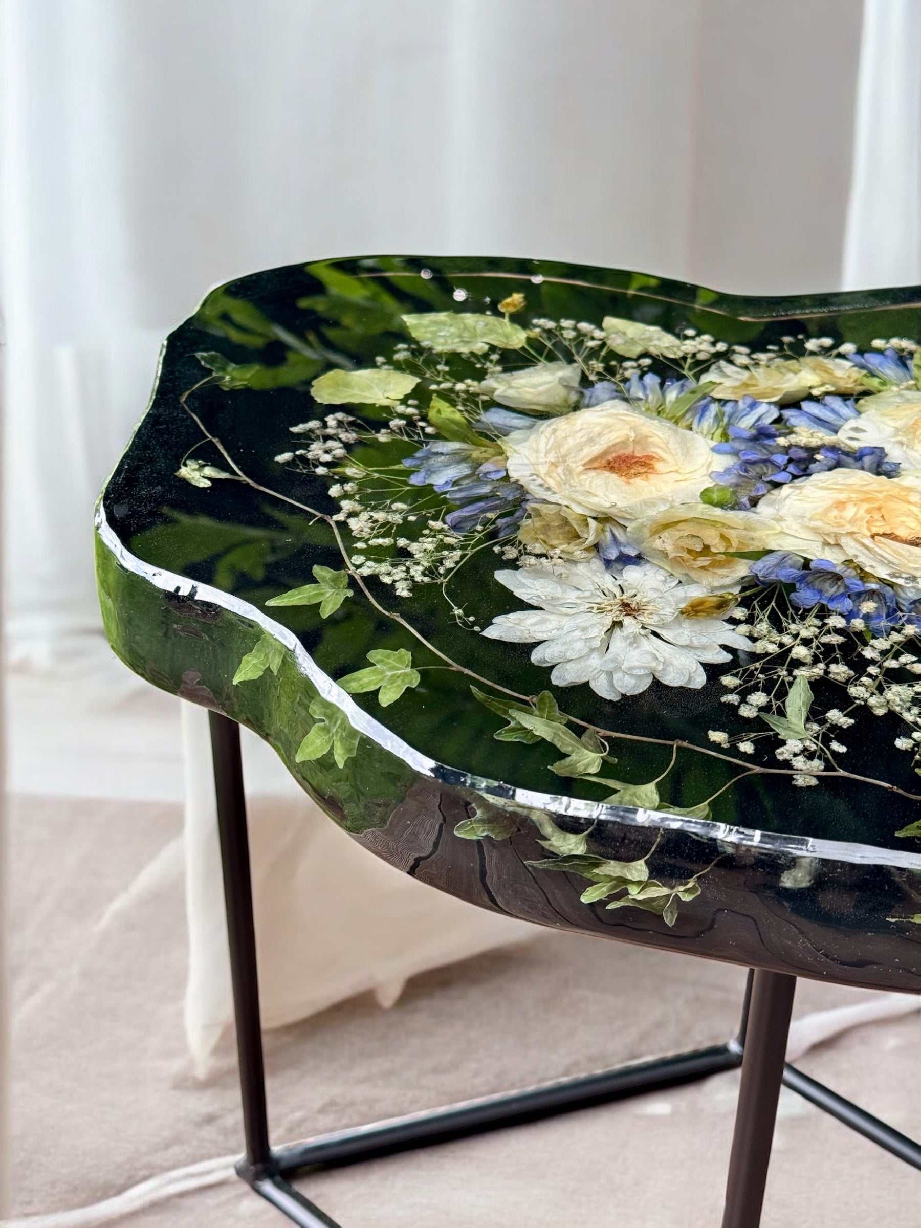Nierenförmiger individueller Couchtisch mit eingegossenen echten Hochzeitsblumen aus Brautstrauß in Epoxidharz.