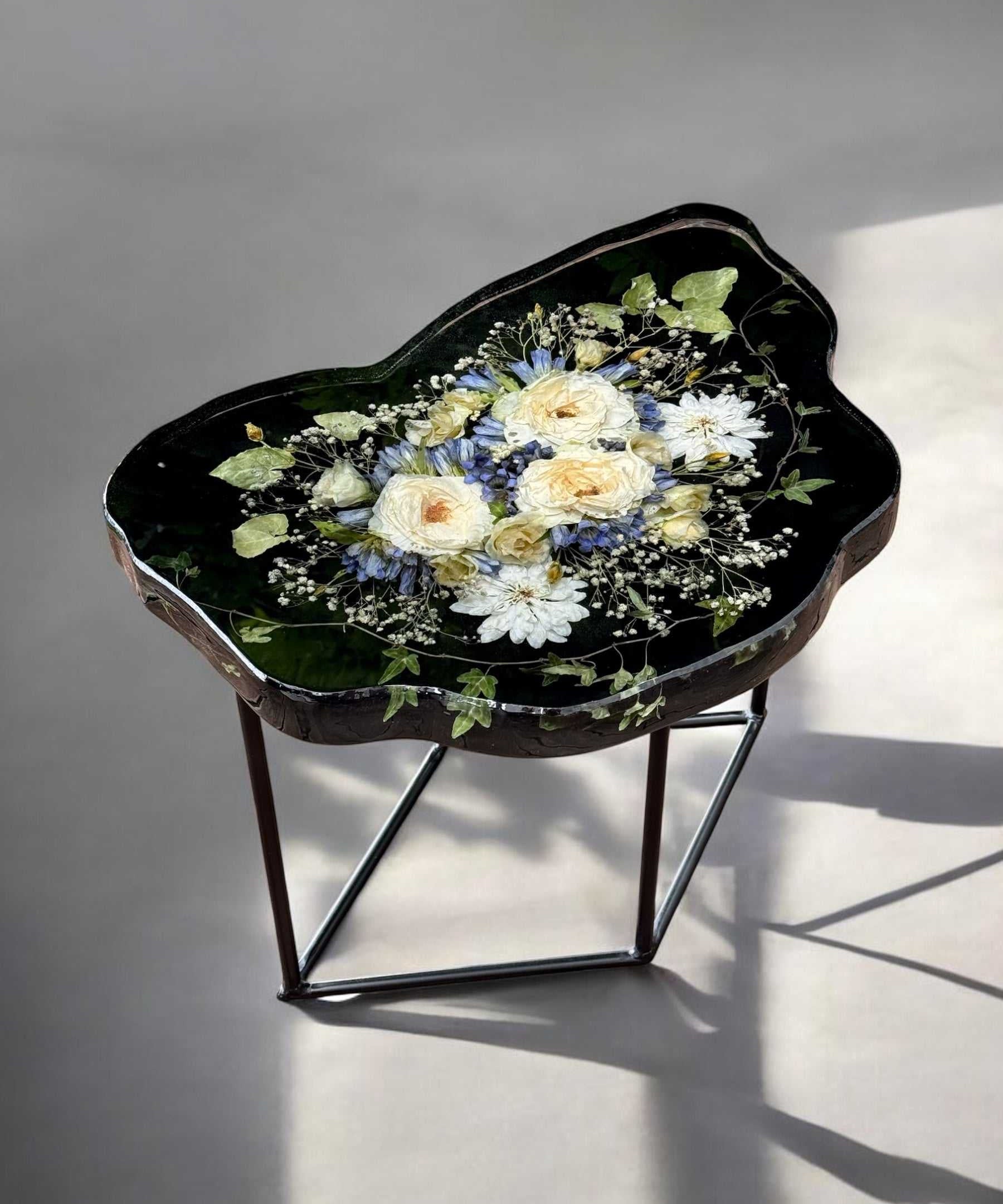 Nierenförmiger Brautstrauß Couchtisch mit konservierten echten Blumen und individuell gestalteter Harzoberfläche