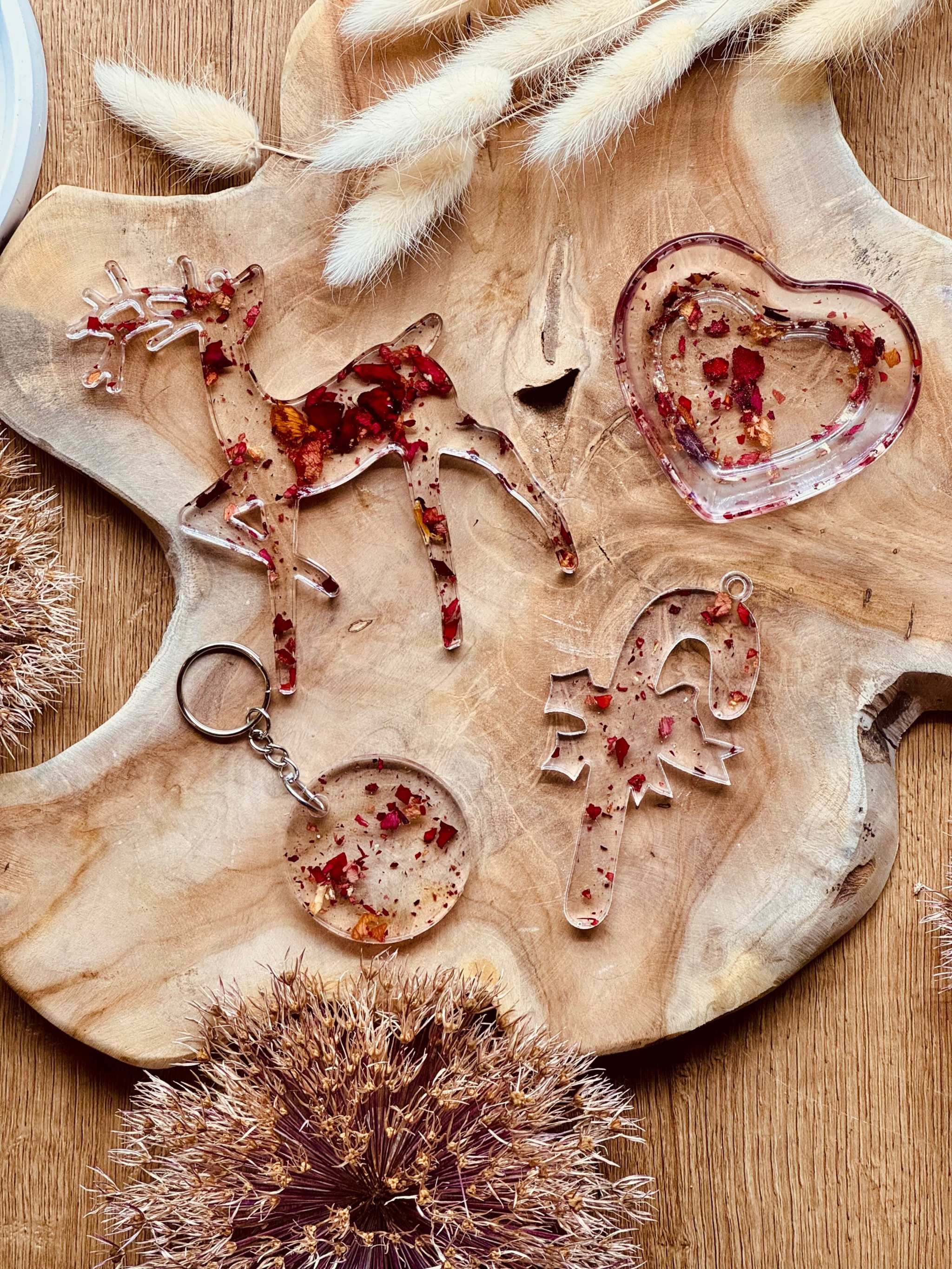 Weihnachtsbaumanhänger aus Epoxidharz mit konserviertem Brautstrauß und getrockneten Blumen.