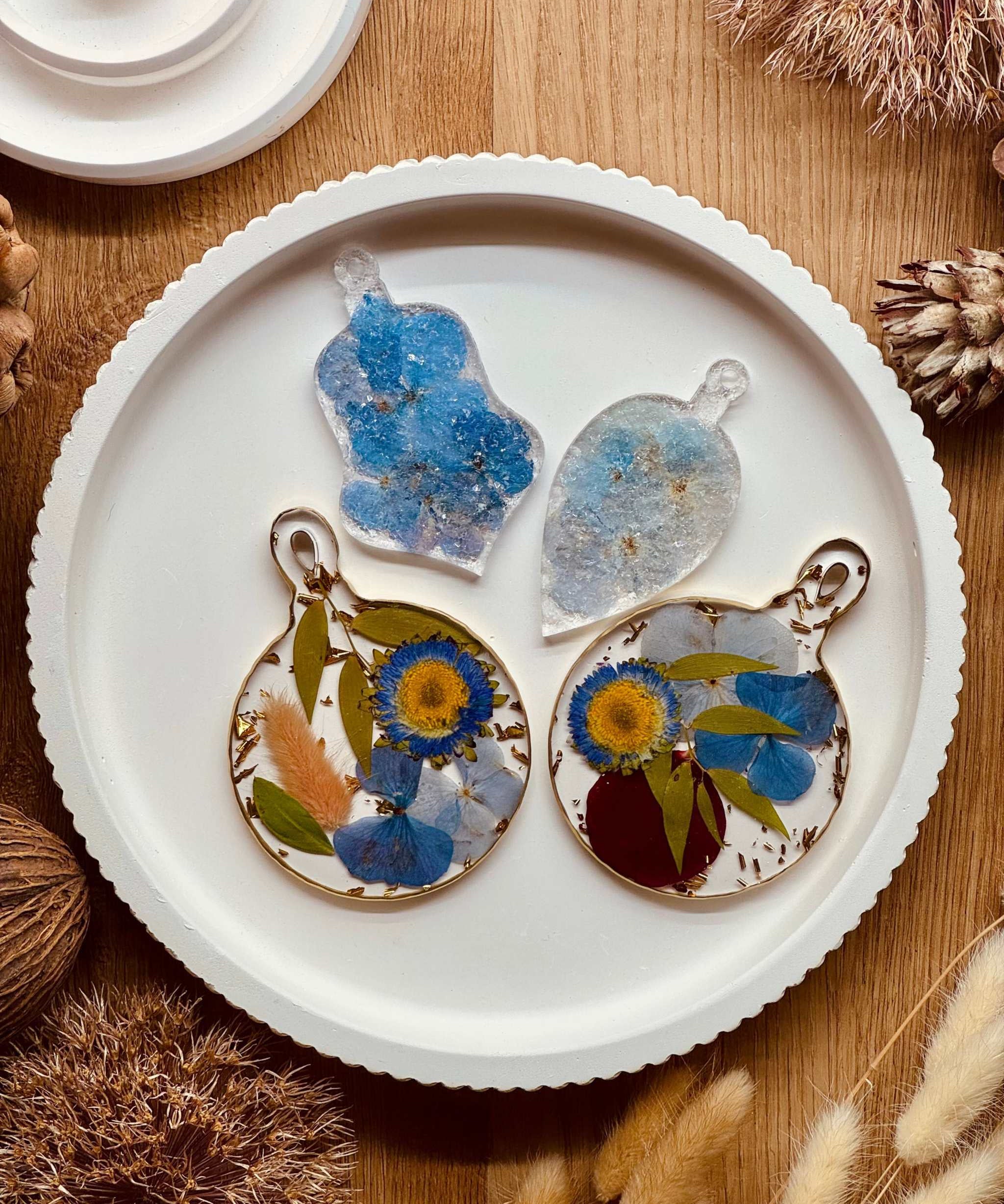 Weihnachtsbaumanhänger aus Epoxidharz mit getrockneten Blumen zur Brautstrauß-Konservierung