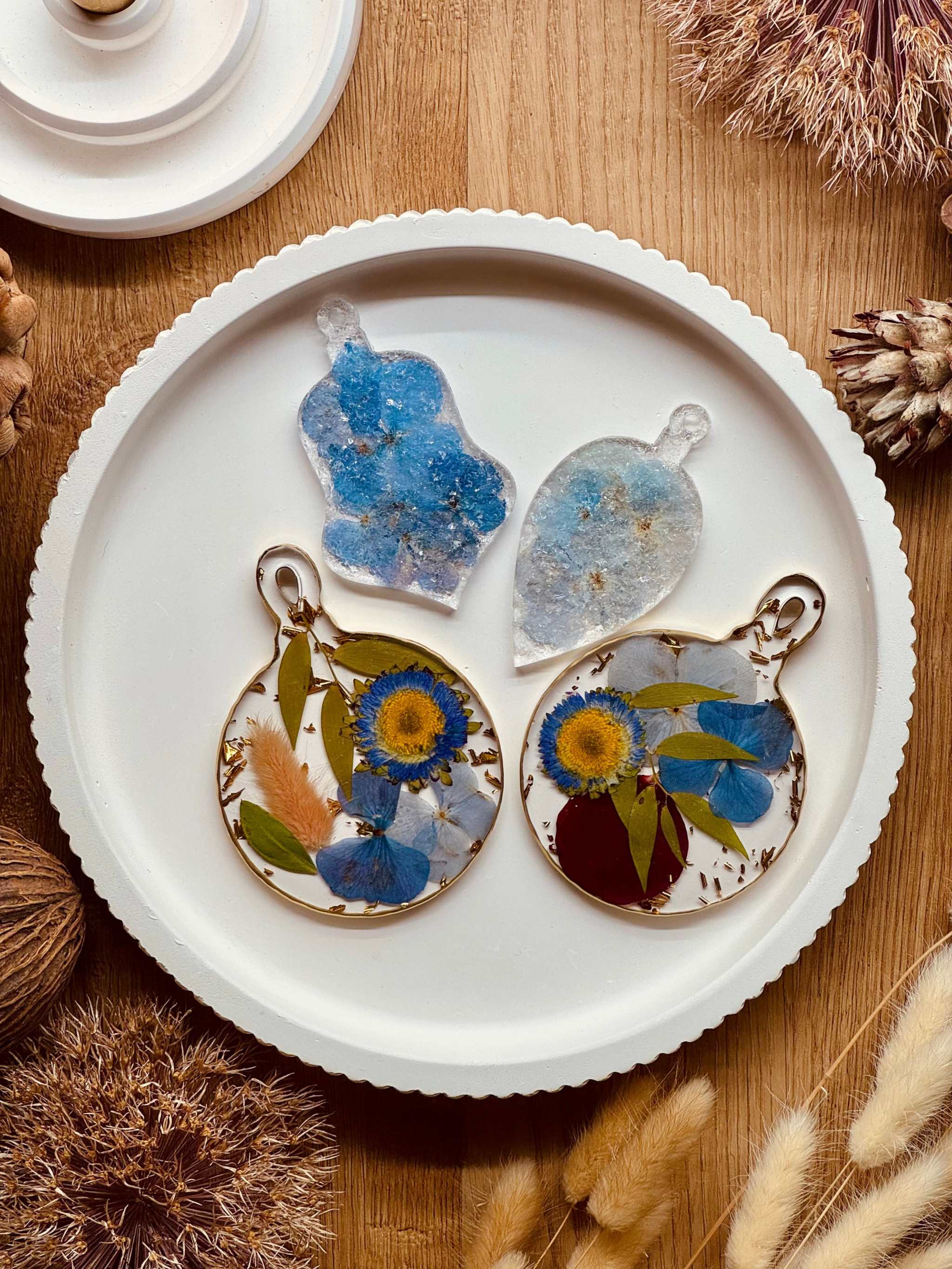 Weihnachtsbaumanhänger aus Epoxidharz mit getrockneten Blumen zur Brautstrauß-Konservierung