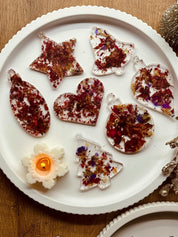 Weihnachtsbaumanhänger aus konserviertem Brautstrauß mit getrockneten Blumen im Epoxidharz