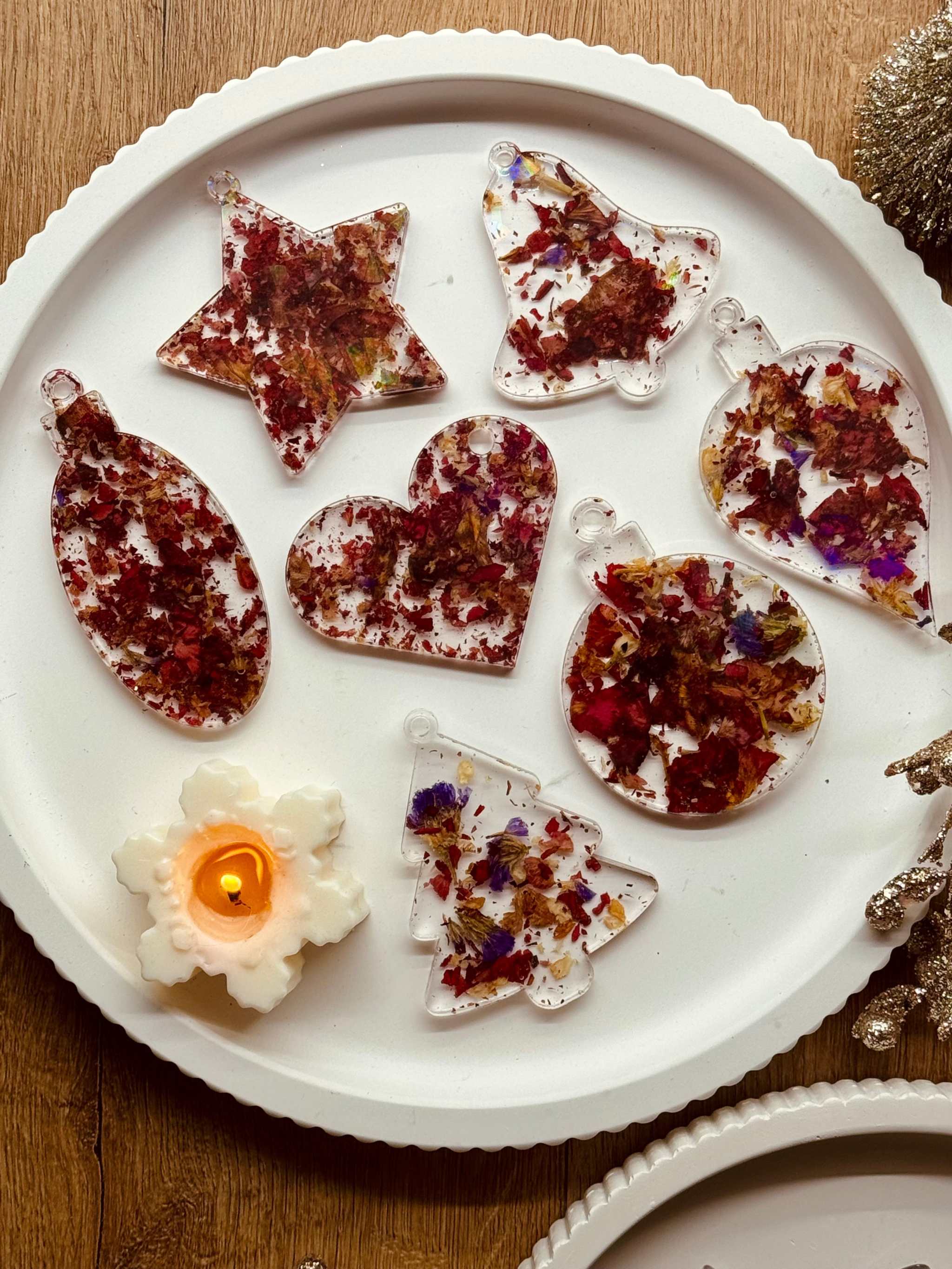 Weihnachtsbaumanhänger aus konserviertem Brautstrauß mit getrockneten Blumen im Epoxidharz