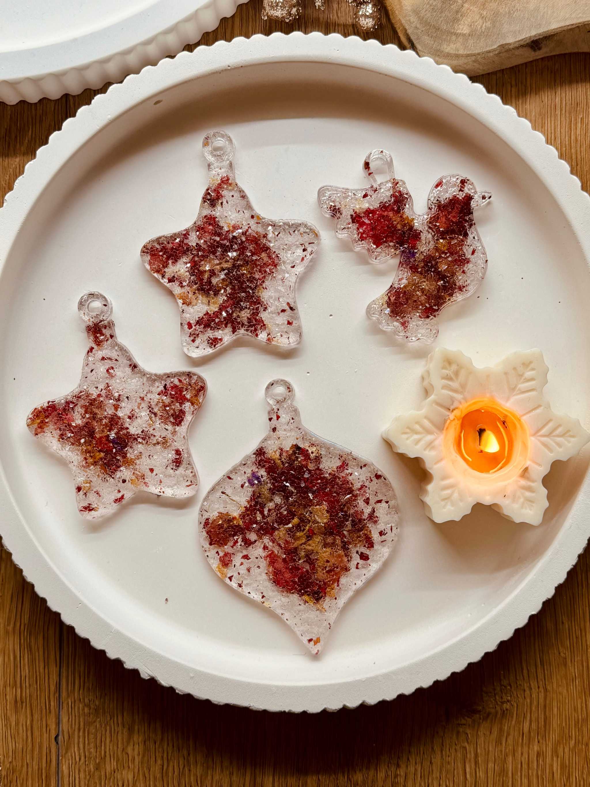Weihnachtsbaumanhänger aus Epoxidharz mit getrockneten Blumen zur Brautstrauß konservieren Erinnerung
