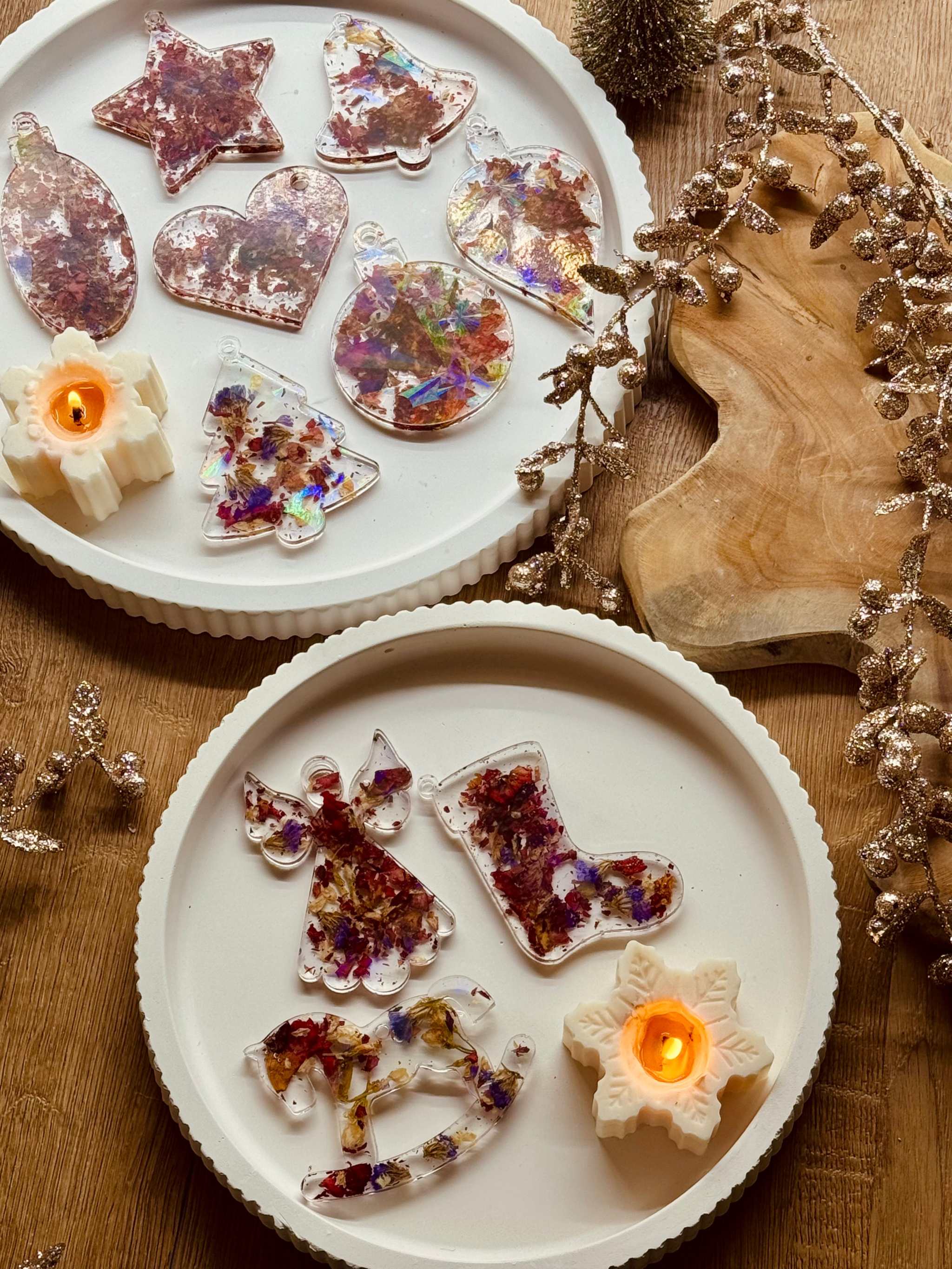Weihnachtsbaumanhänger aus konserviertem Brautstrauß mit getrockneten Blumen und Epoxidharz, handgefertigt und individuell gestaltbar.