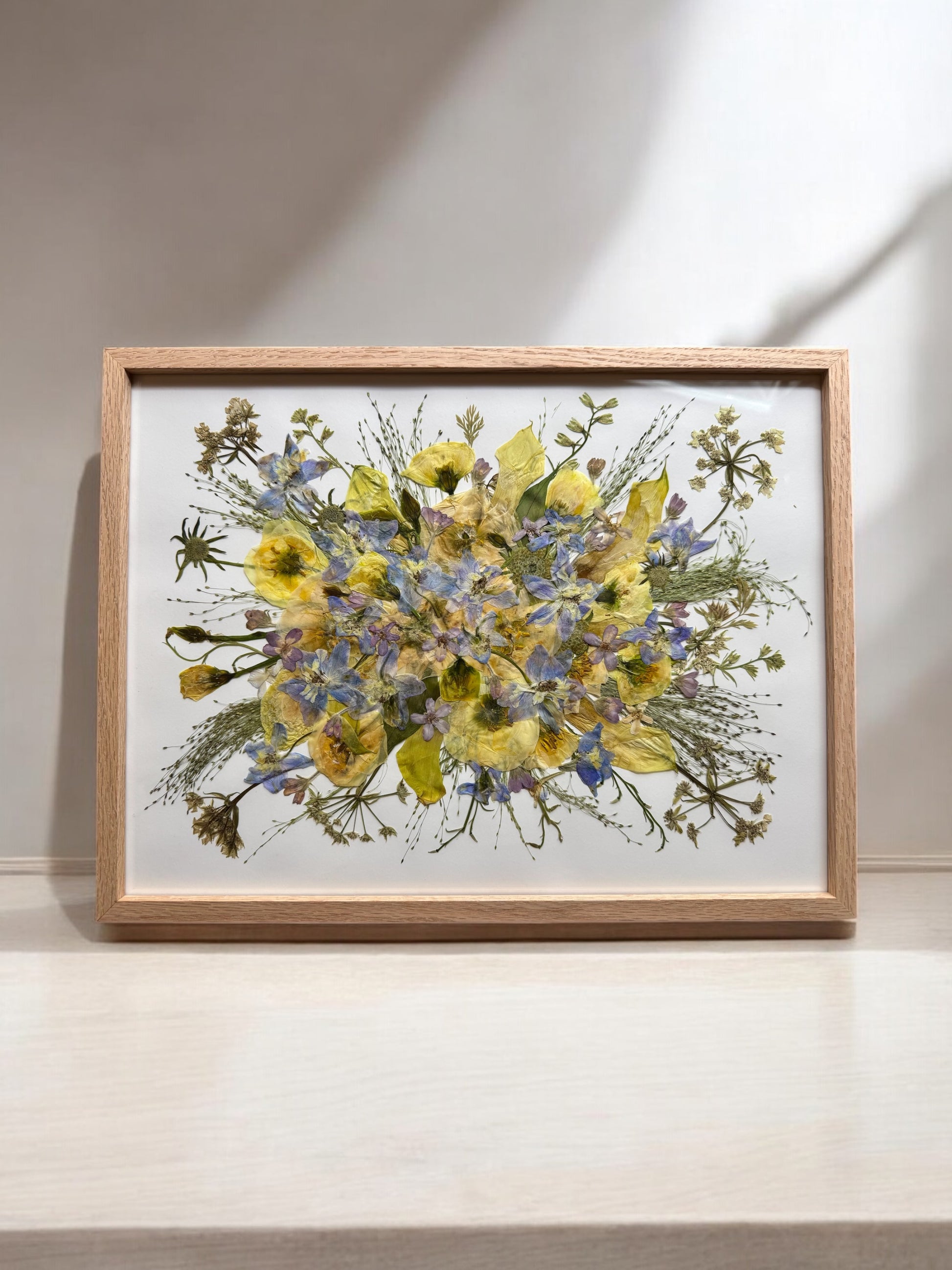 Bilderrahmen-Collage mit echten Blüten aus deinem Brautstrauß – kunstvoll konserviert und stilvoll eingerahmt, einzigartig und handgefertigt