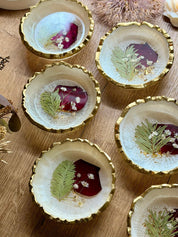 Personalisierte Schmuckschale aus Epoxidharz mit roten Rosenblättern, Farn und Schleierkraut – Brautstrauß konservieren als Dekoobjekt