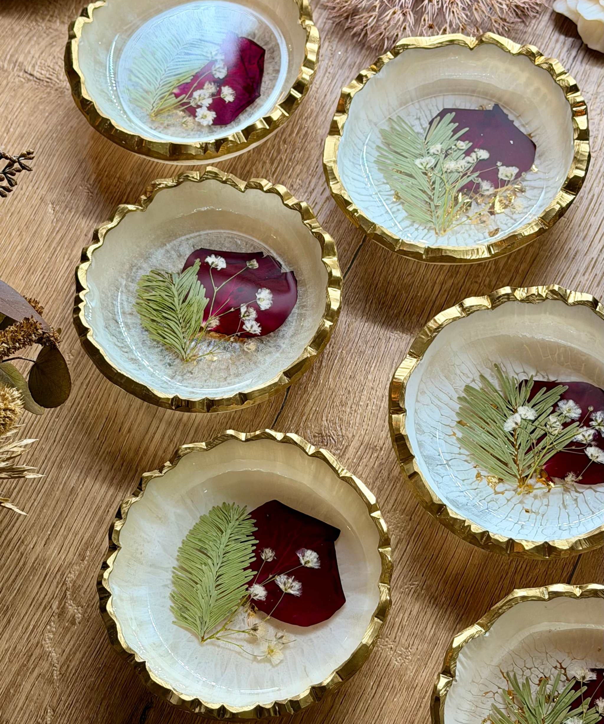 Personalisierte Schmuckschale aus Epoxidharz mit roten Rosenblättern, Farn und Schleierkraut – Brautstrauß konservieren als Dekoobjekt