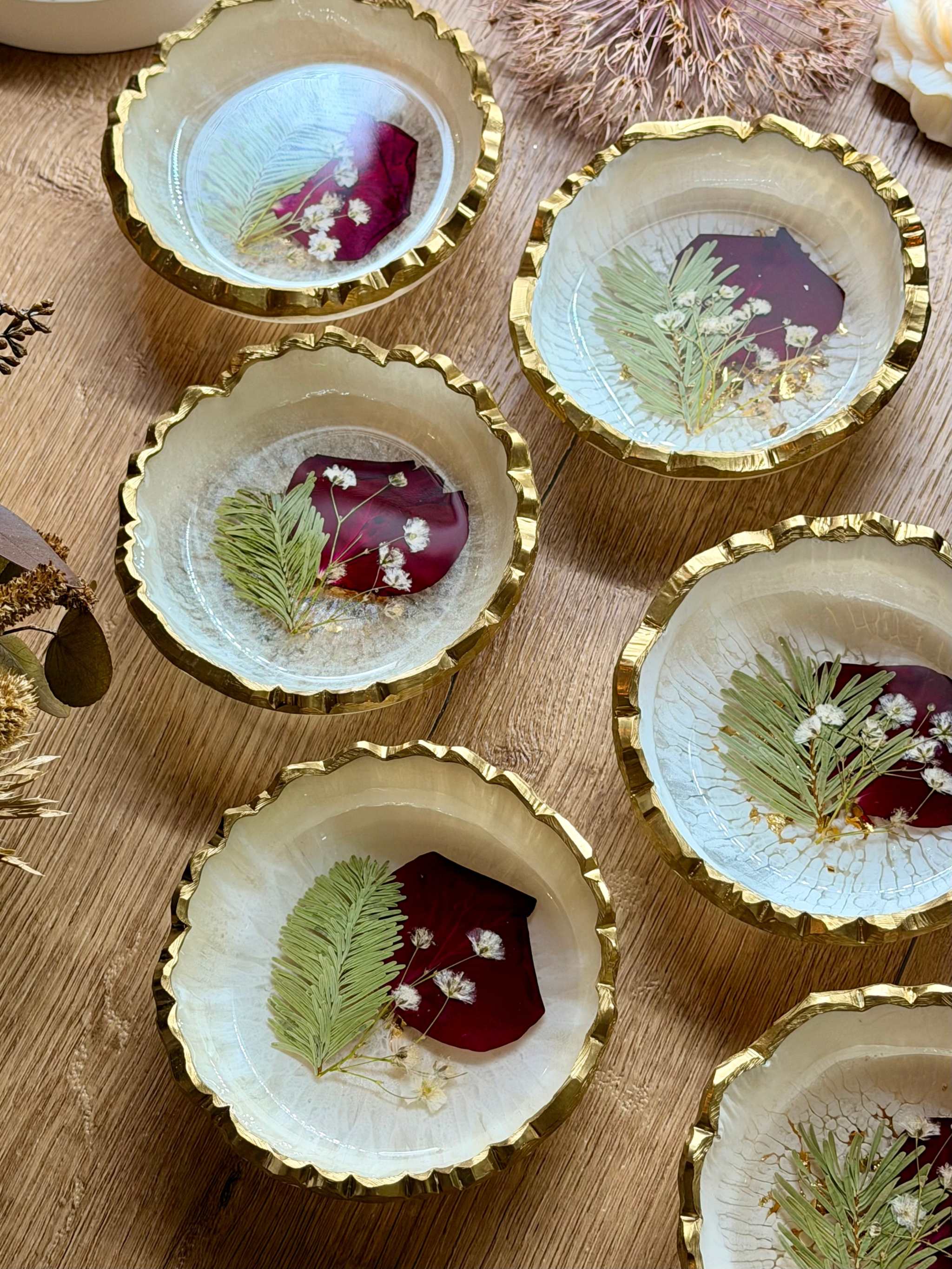Personalisierte Schmuckschale aus Epoxidharz mit roten Rosenblättern, Farn und Schleierkraut – Brautstrauß konservieren als Dekoobjekt