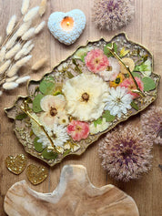 Rechteckiges Brautstrauß Tablett mit gepressten Blumen in Epoxidharz, personalisiertes Hochzeits-Erinnerungsstück.