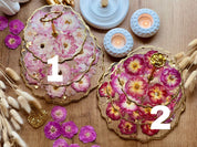 Romantische Epoxidharz Etagere mit roten oder rosa Rosen und goldenen Details, handgefertigt für elegante Tischdekoration.