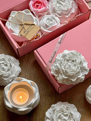 Rosa Geschenkset mit floralen Keramikdesigns und Teelichtern – handgemacht, nachhaltig und dekorativ, perfekt als Muttertagsgeschenk.  Romantisches Geschenkset mit Giesskeramik Blumen und Kerzen in weisser Deko