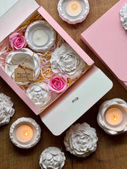 Florale Keramikdeko und Teelichthalter in einer rosa Geschenkbox – eine romantische und zeitlose Geschenkidee für jeden Anlass.Romantisches Geschenkset mit Giesskeramik Blumen und weisser Deko mit Kerzen