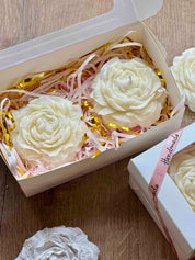 Pfingstrosen als Kerze oder aus Keramik in hochwertiger Geschenkverpackung – ein dekoratives Präsent für jeden Anlass.  Romantisches Geschenkset mit Pfingstrosen aus Giesskeramik und handgemachten Kerzen  