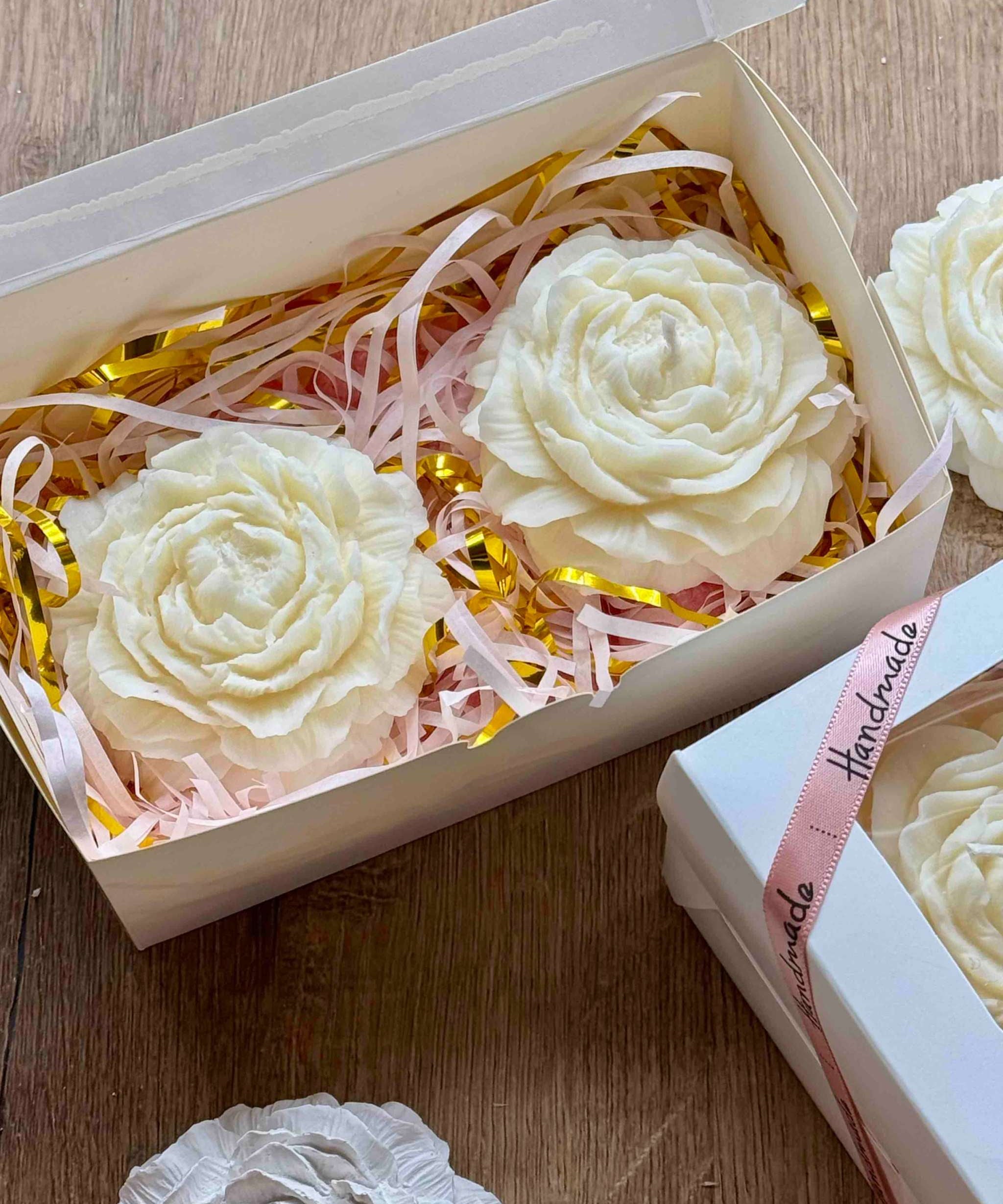 Pfingstrosen als Kerze oder aus Keramik in hochwertiger Geschenkverpackung – ein dekoratives Präsent für jeden Anlass.  Romantisches Geschenkset mit Pfingstrosen aus Giesskeramik und handgemachten Kerzen  