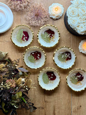 Runde Schmuckschale mit getrockneten Blumen aus dem Brautstrauß, eingegossen in Epoxidharz mit goldener Verzierung – liebevoll handgefertigt von Biddy Art Design