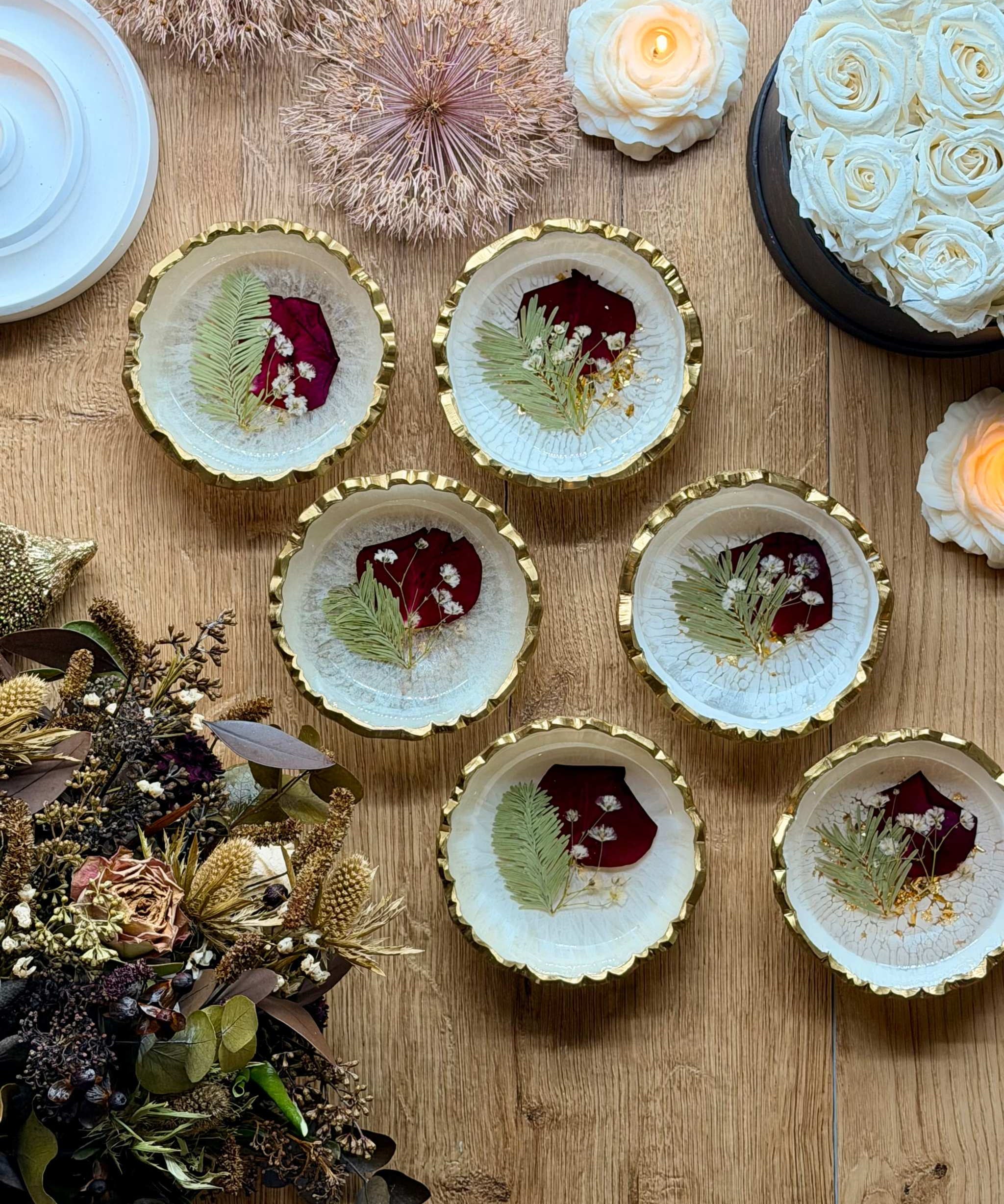 Runde Schmuckschale mit getrockneten Blumen aus dem Brautstrauß, eingegossen in Epoxidharz mit goldener Verzierung – liebevoll handgefertigt von Biddy Art Design