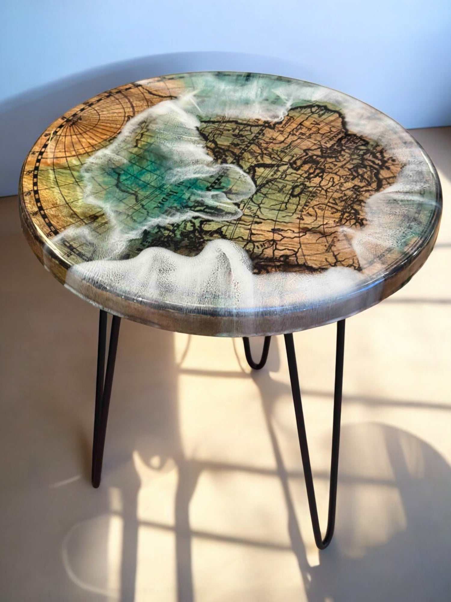 Runder Couchtisch aus Epoxidharz mit Mangoholz und Ozean-Resinoptik – robust, pflegeleicht und stilvoll, 45 cm hoch