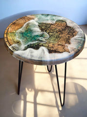 Runder Couchtisch aus Epoxidharz mit Mangoholz und Ozean-Resinoptik – robust, pflegeleicht und stilvoll, 45 cm hoch