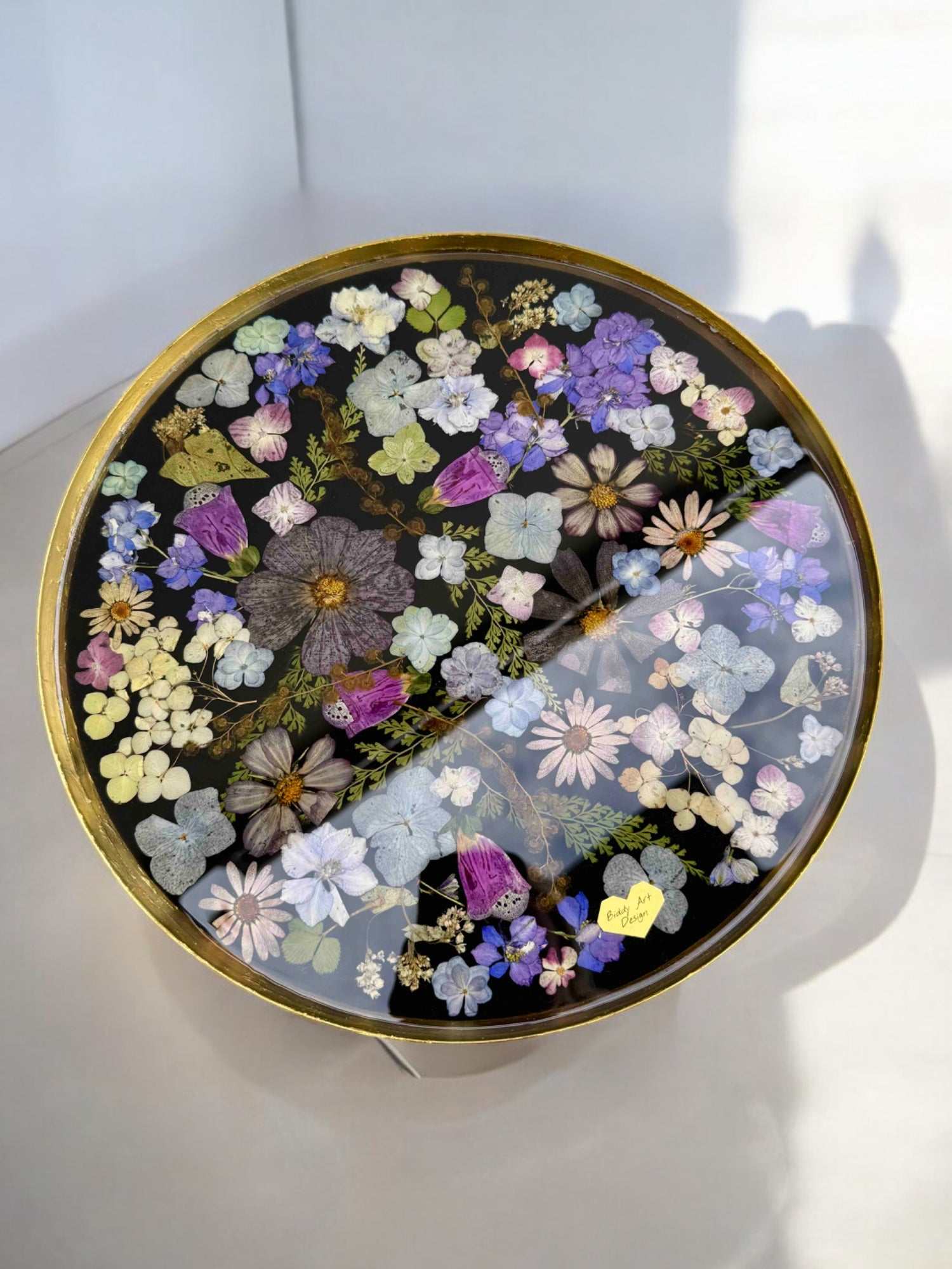 Runder Couchtisch aus Epoxidharz mit bunter Naturblumen-Komposition – farbenfrohes Highlight, das Design und Natur vereint