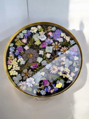 Runder Couchtisch aus Epoxidharz mit bunter Naturblumen-Komposition – farbenfrohes Highlight, das Design und Natur vereint