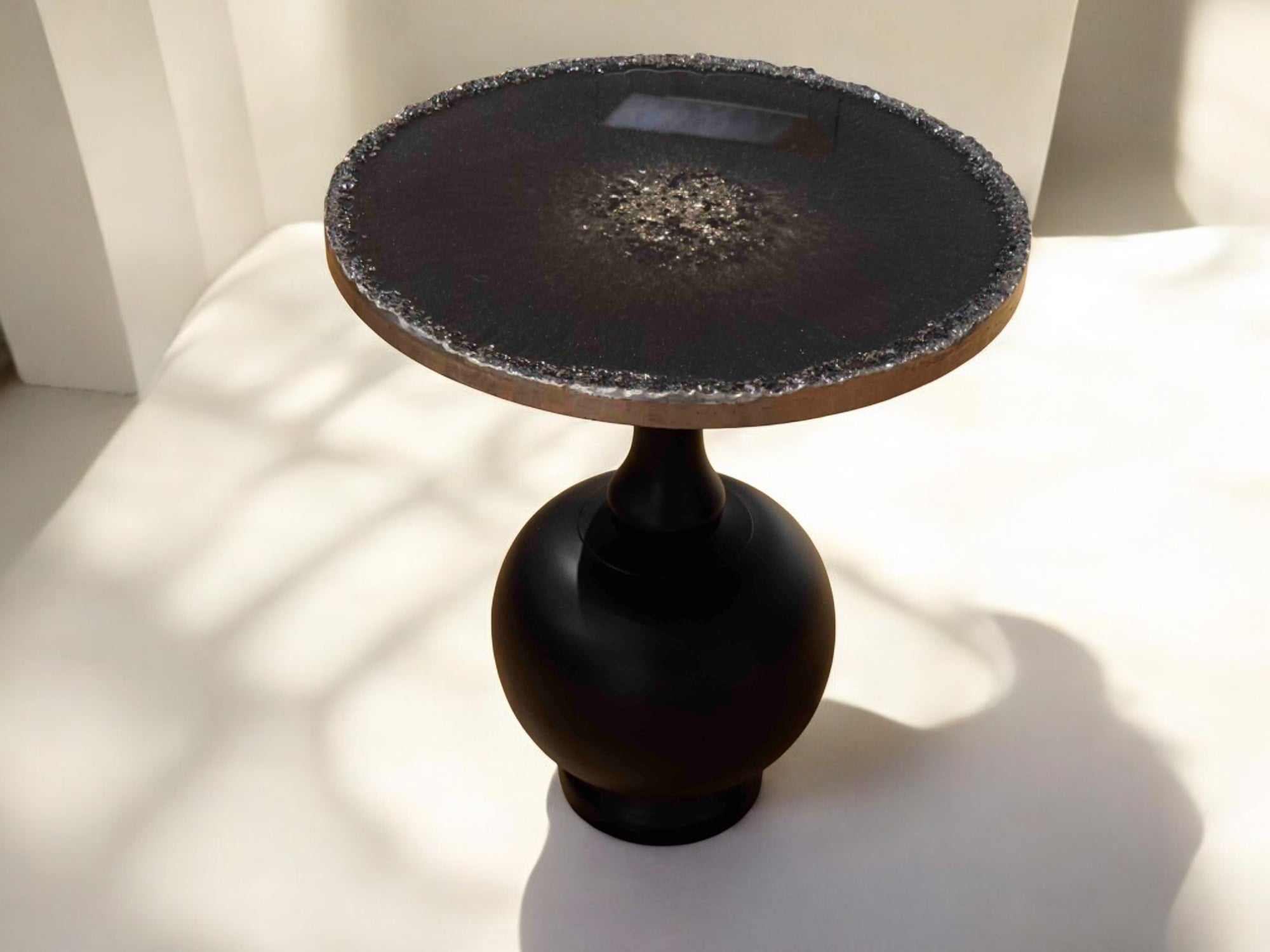 Runder Epoxidharz Couchtisch in Kristalloptik, Schwarz-Gold-Schimmer, 40x45 cm – modernes Unikat mit glänzender Oberfläche