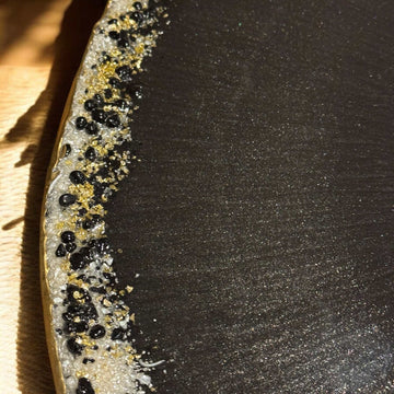 Epoxidharz Couchtisch in Schwarz mit Goldglitzer – rund, 40cm Durchmesser