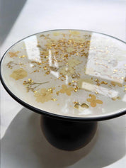 Runder Epoxidharz Couchtisch mit Blattgold und Blütendekor – filigrane Gestaltung in elegantem Weiß, perfektes Designstück für dein Zuhause