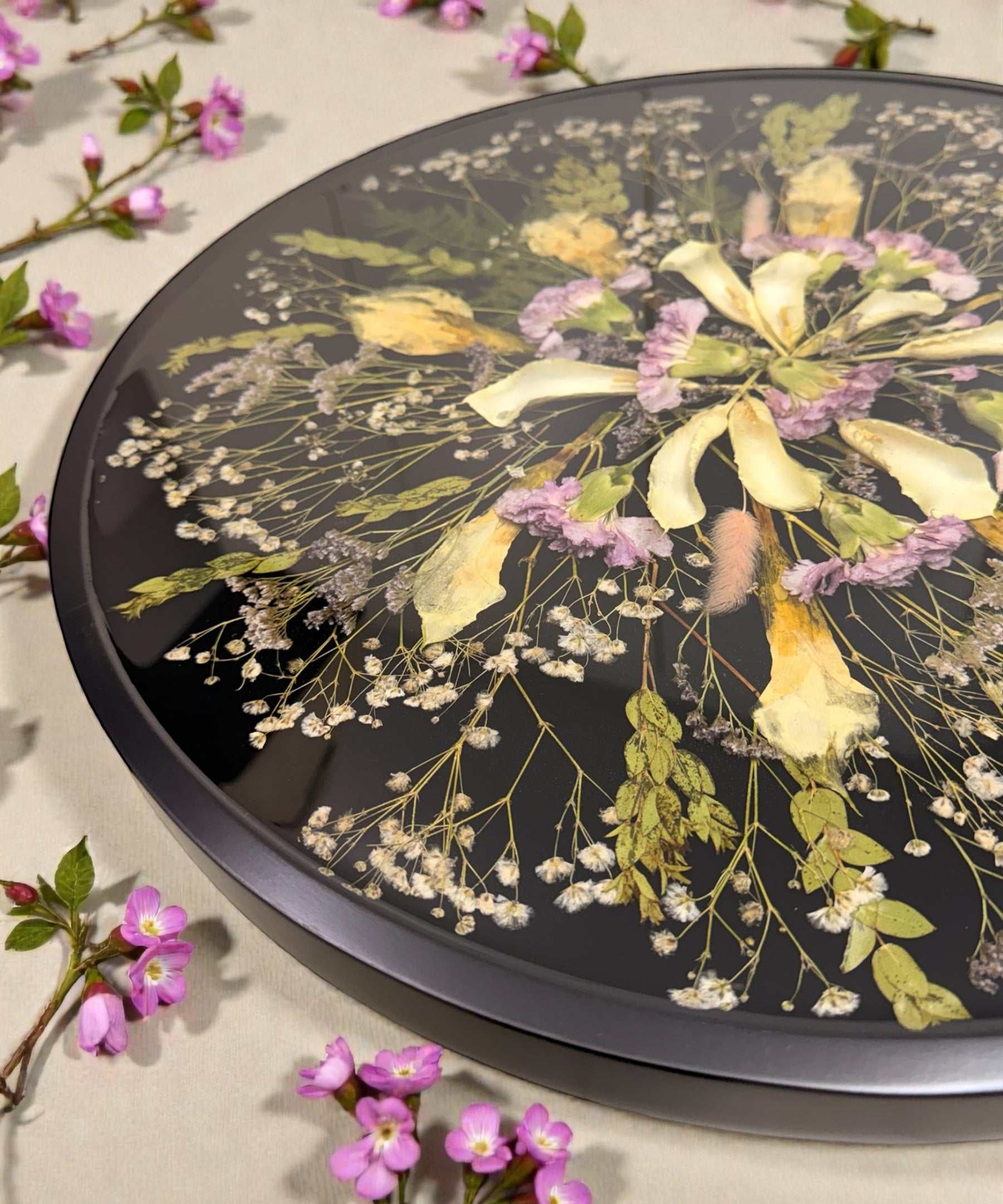 Couchtisch Brautstrauss - Epoxidharz Couchtisch mit echten Blumen aus dem Brautstrauß – Brautstrauß konservieren im Wohnzimmer.Brautstrauß konservieren als Couchtisch