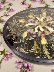 Couchtisch Brautstrauss - Epoxidharz Couchtisch mit echten Blumen aus dem Brautstrauß – Brautstrauß konservieren im Wohnzimmer.Brautstrauß konservieren als Couchtisch