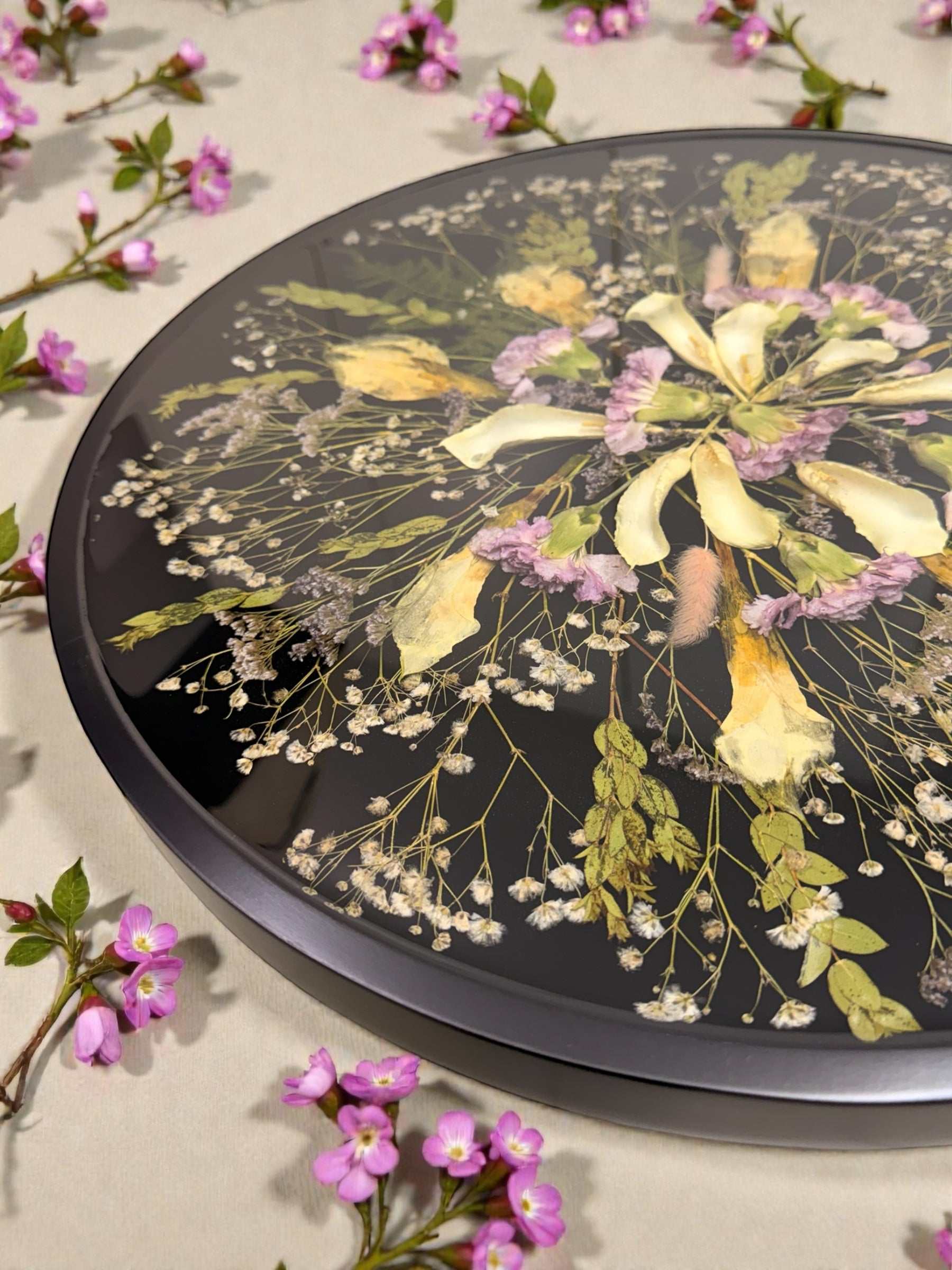 Couchtisch Brautstrauss - Epoxidharz Couchtisch mit echten Blumen aus dem Brautstrauß – Brautstrauß konservieren im Wohnzimmer.Brautstrauß konservieren als Couchtisch