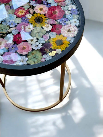 Epoxidharz Couchtisch mit echten Blumen – runder Blumentisch 40 cm
