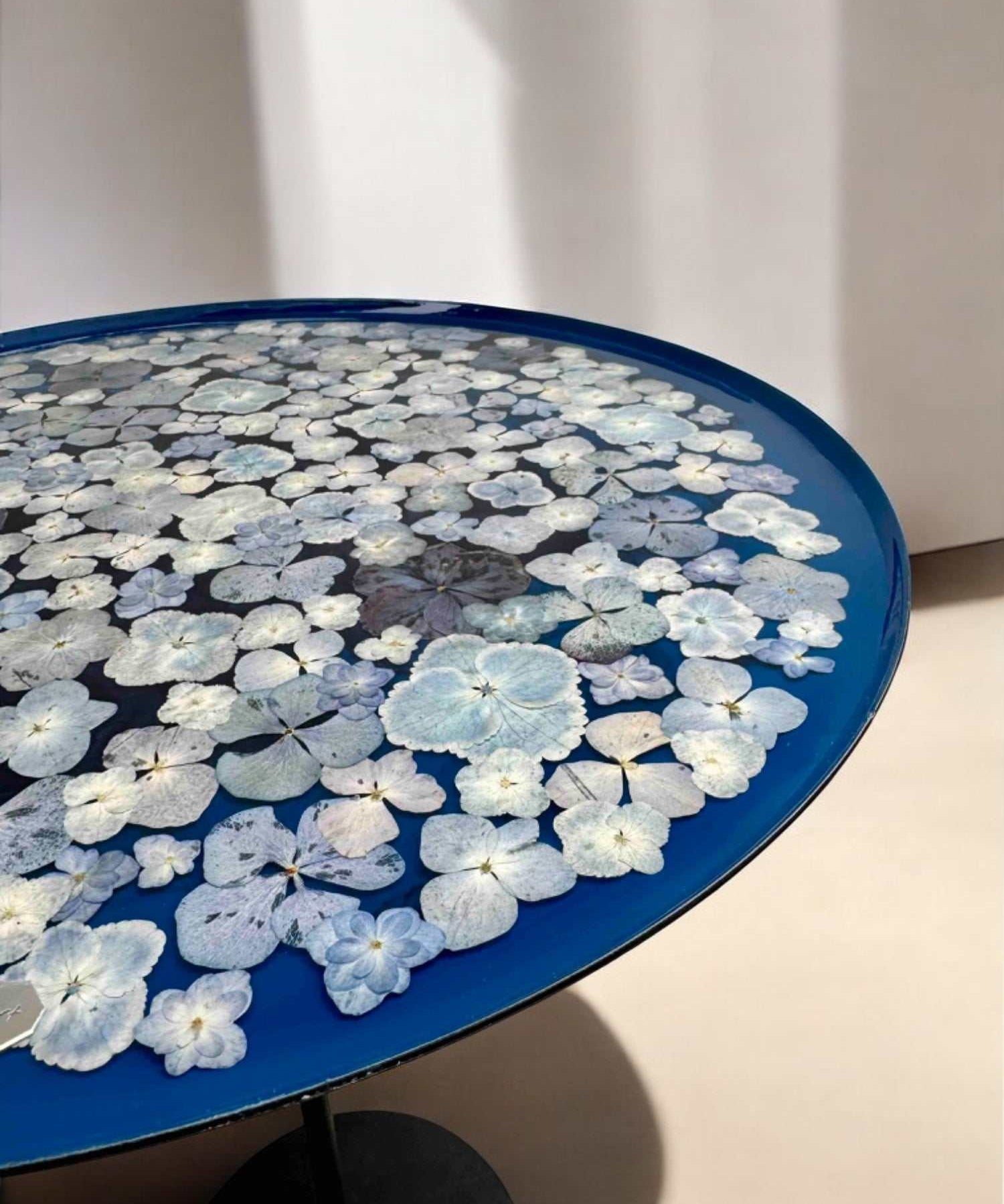 Runder Epoxidharz Couchtisch mit getrockneten blauen Hortensien, eingebettet in glänzender Oberfläche – 40 cm breit, 58 cm hoch
