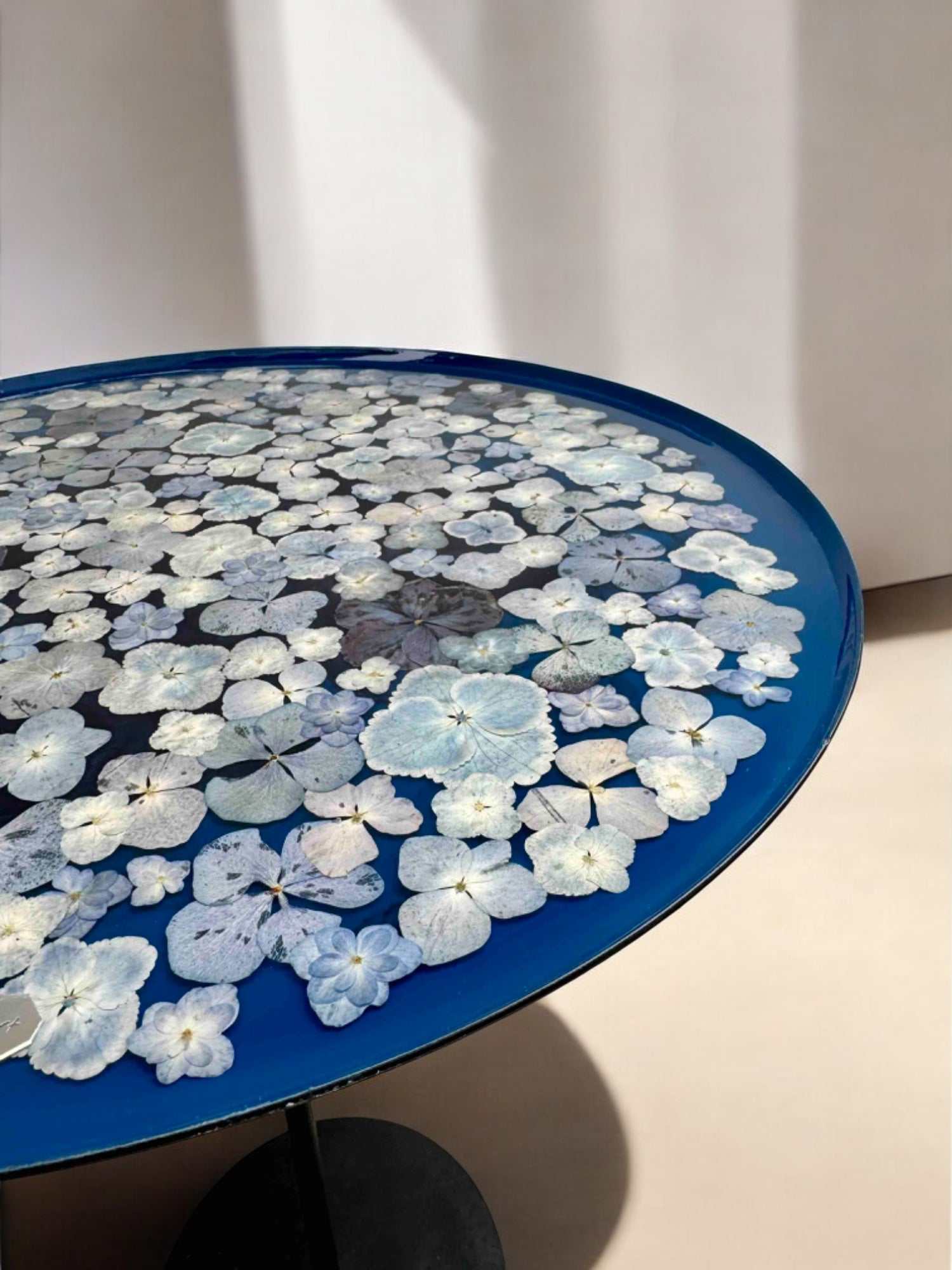 Runder Epoxidharz Couchtisch mit getrockneten blauen Hortensien, eingebettet in glänzender Oberfläche – 40 cm breit, 58 cm hoch
