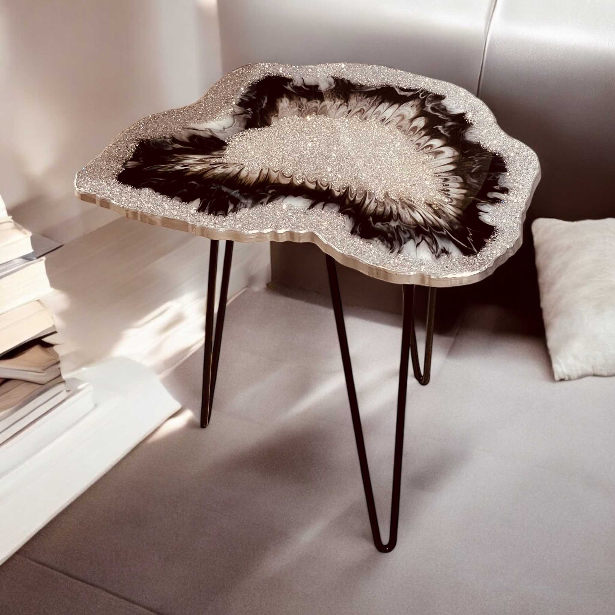 Schimmernder Epoxidharz Couchtisch mit schwarzen Elementen – ideal als dekoratives Möbelstück mit Wow-Effekt
